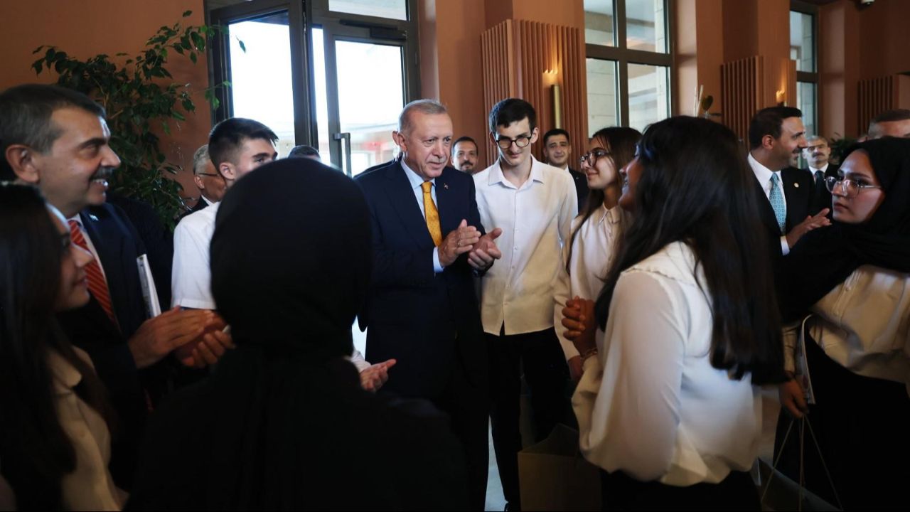 Cumhurbaşkanı Erdoğan, Ahlat'ta öğrencilerle buluştu Cumhurbaşkanı Erdoğan, Ahlat'ta öğrencilerle buluştu