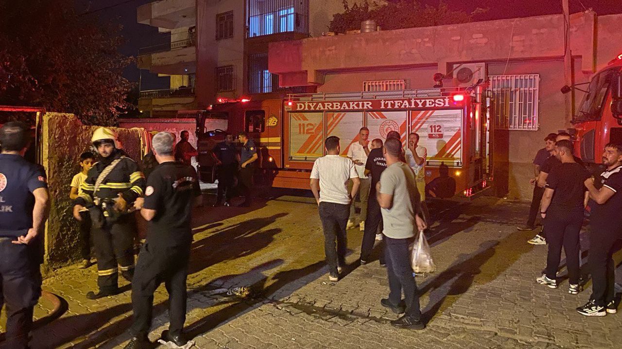 Diyarbakır'da apartman yangını: 4 kişi yaralandı Diyarbakır'da apartman yangını: 4 kişi yaralandı