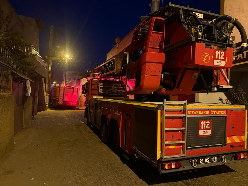 Diyarbakır'da apartmanda yangın: 4 kişi yaralandı - 1. Resim