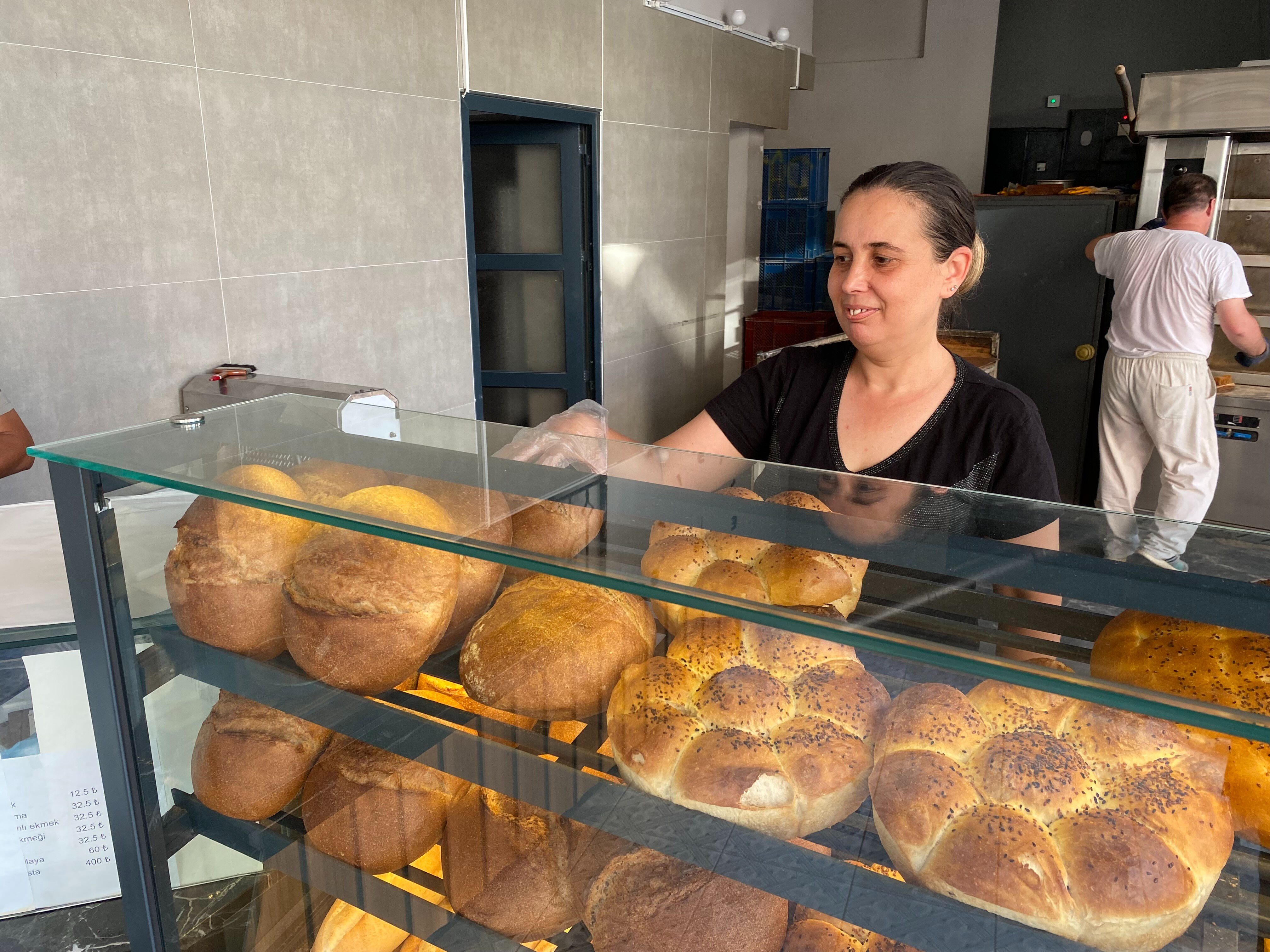 D&uuml;kkanına yazı astı! Bunu yapana ekmek bedava - 1. Resim