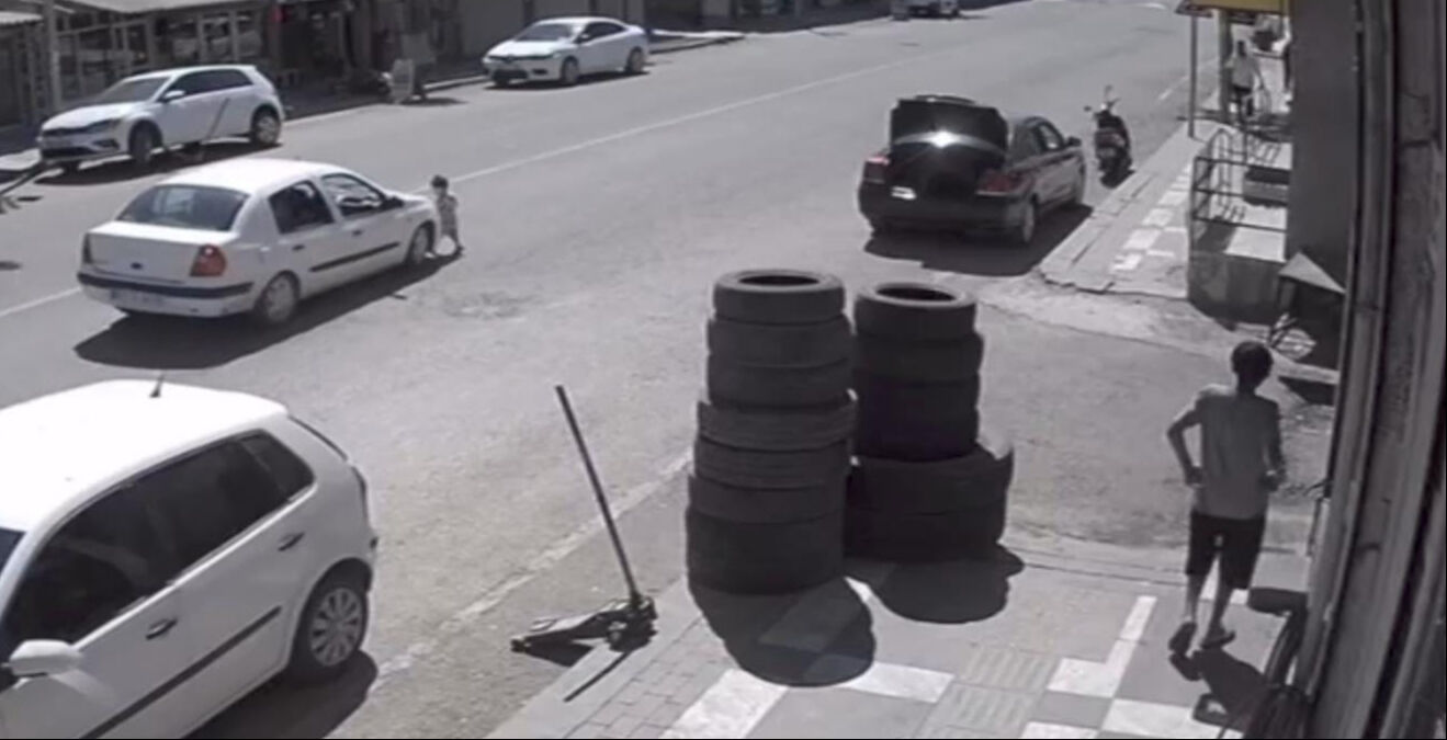 Görüntüler korkunç! Anne ve babasından kaçan çocuk metrelerce savruldu - 2. Resim