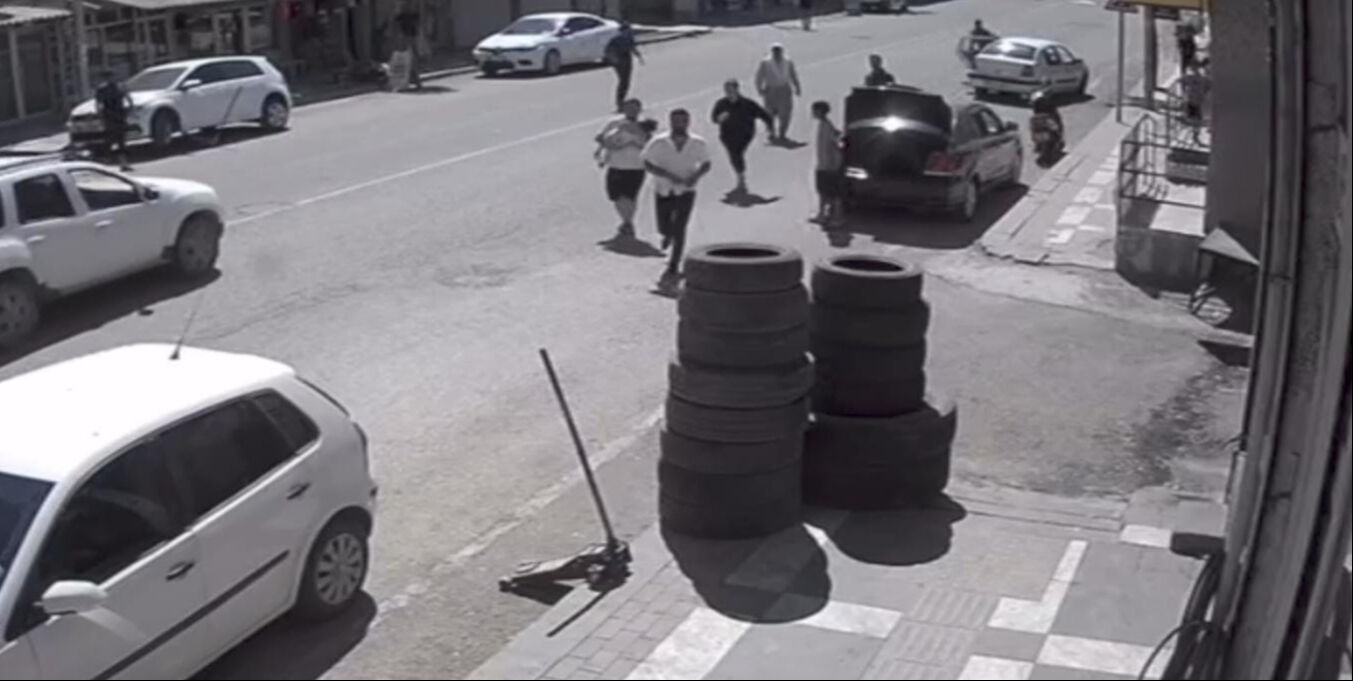 Görüntüler korkunç! Anne ve babasından kaçan çocuk metrelerce savruldu - 3. Resim