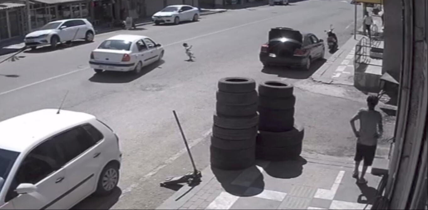 Görüntüler korkunç! Anne ve babasından kaçan çocuk metrelerce savruldu - 1. Resim