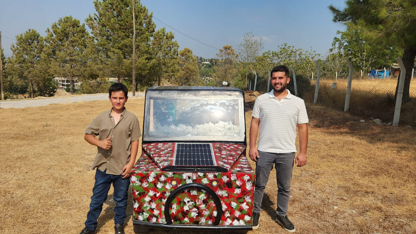 G&uuml;neş enerjisi ile &ccedil;alışan ara&ccedil;! 13 yaşındaki &ccedil;ocuk yaptı, b&uuml;y&uuml;k beğeni topladı&nbsp; - 1. Resim