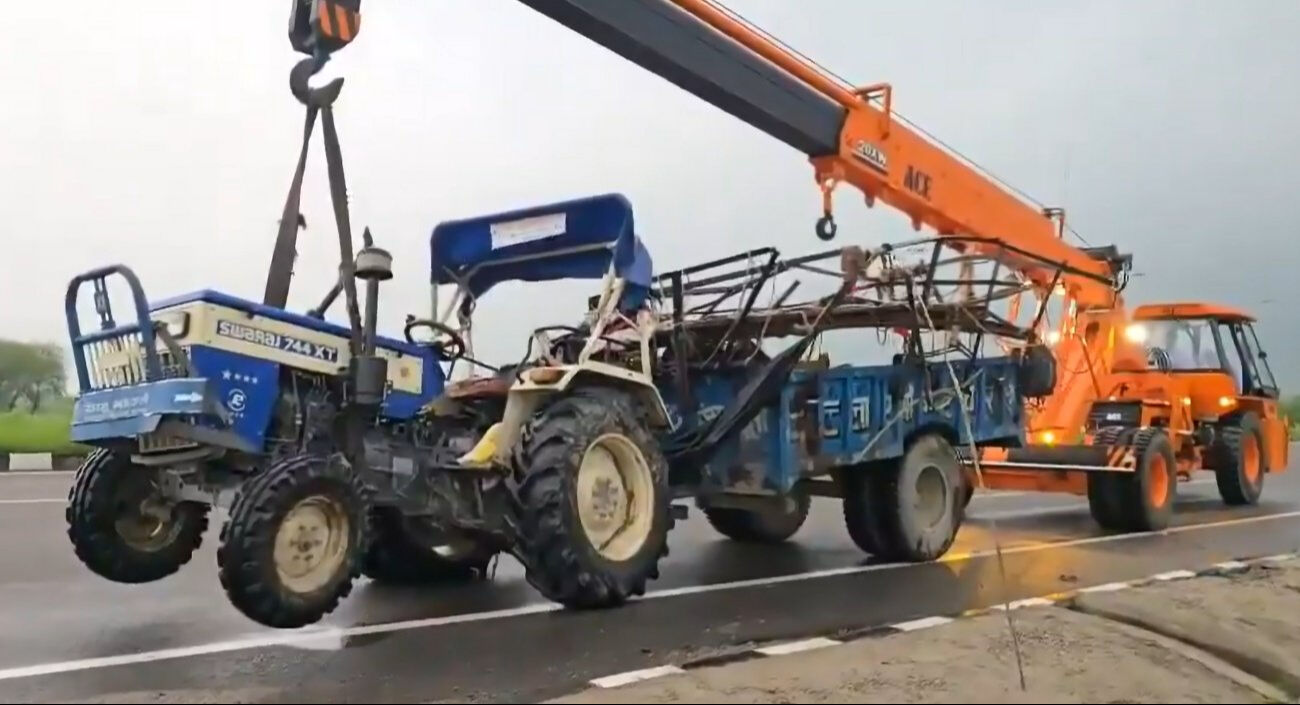 Hindistan'da katliam gibi kaza! Kamyon hacı adaylarını taşıyan traktöre çarptı: Çok sayıda ölü ve yaralı var - 1. Resim