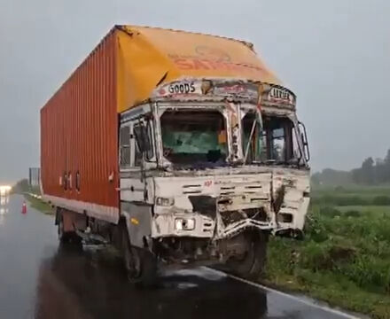 Hindistan'da katliam gibi kaza! Kamyon hacı adaylarını taşıyan traktöre çarptı: Çok sayıda ölü ve yaralı var - 2. Resim