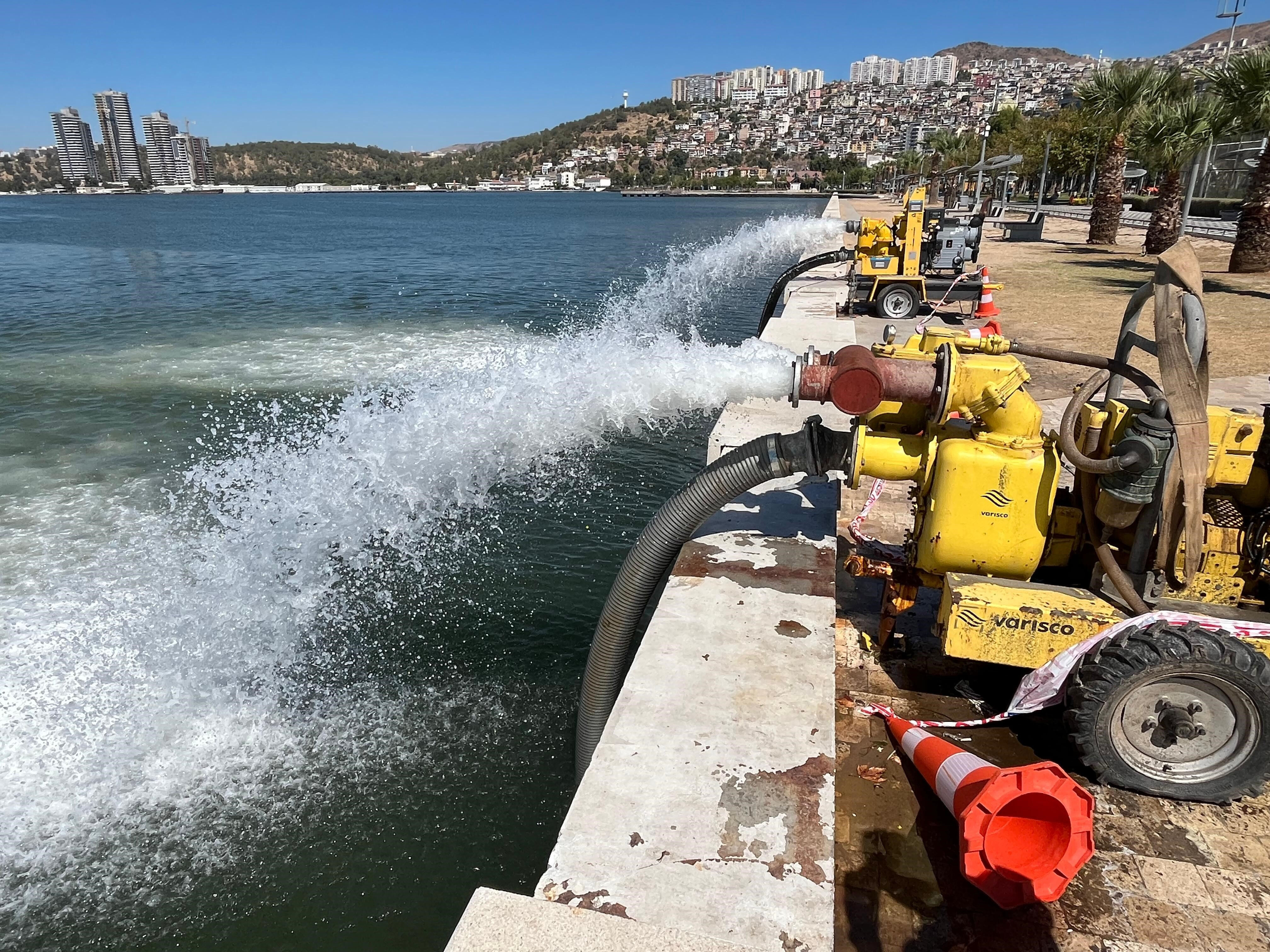 İzmirlilerin çilesi bitmiyor! Körfezdeki koku vatandaşları kaçırdı: Bir daha gelmeyiz - 3. Resim