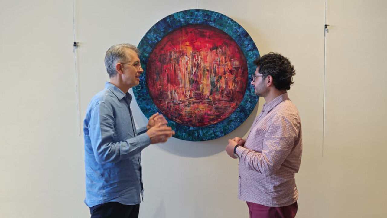 Ressam Cemal Toy: Bizim şehirlerimiz sürprizlerle dolu Küratörlüğünü Betül Tekner’in üstlendiği ve Fatih Belediyesi’nin katkılarıyla açılan “Kalp Hizası” sergisi, 7 Eylül’e kadar AKM’de görülebilecek. Sergide bazı eserlerin satışından elde edilecek gelir ise Gazze’de uzuv kaybı yaşamış kişilere destek olarak yardım kuruluşlarına aktarılacak.