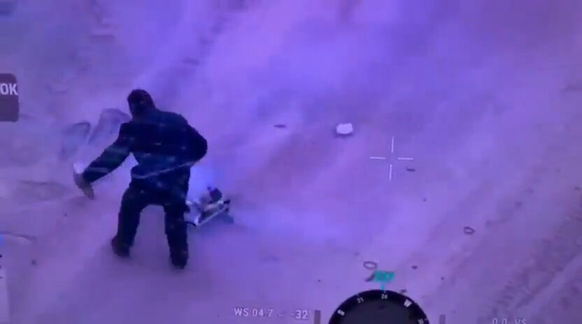 Sosyal medya bunu konuşuyor! Rusya'ya ait İHA'yı eliyle yakaladı - 1. Resim