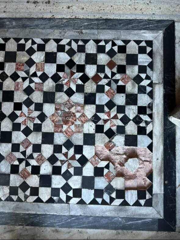 Süleymaniye’de vandallık! Mimar Sinan’ın emanetinde durum içler acısı Süleymanye’nin farklı kısımlarındaki taş süslemeler böyle tahrip edilmiş...