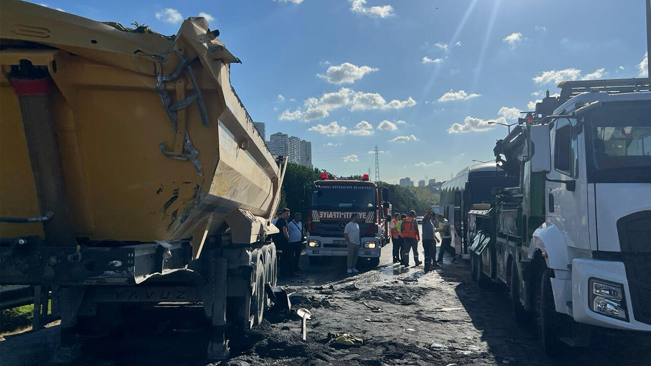 TEM Otoyolu'nda korkunç kaza! Çok sayıda yaralı var, trafik durdu - 2. Resim