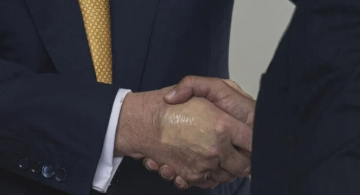 Trump’ın elindeki morlukların sebebi belli oldu! Beyaz Saray açıklama yaptı - 1. Resim