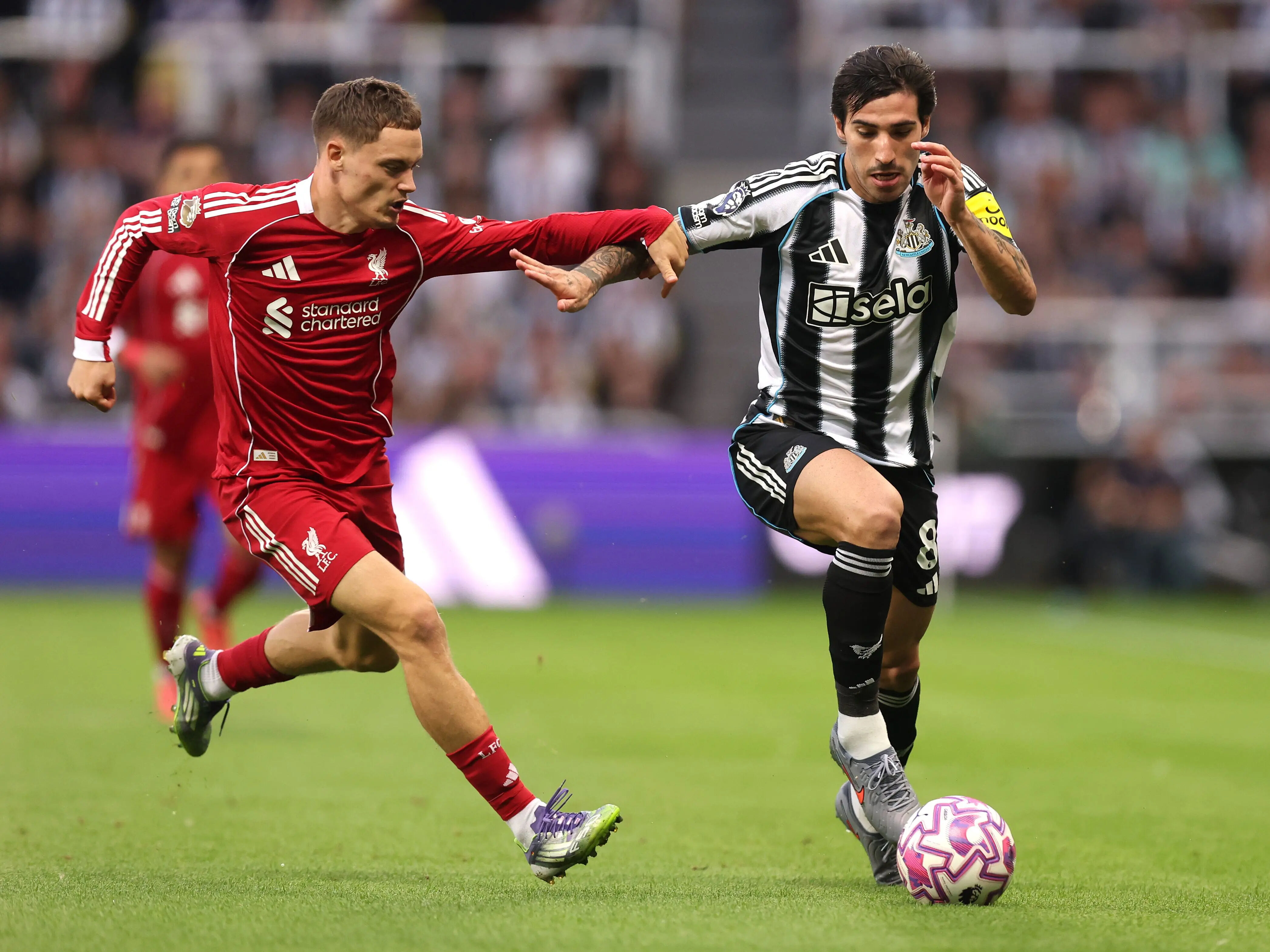 16'sında dünya devini ipten aldı! Liverpool'un galibiyeti 90+10'da Ngumoha ile geldi - 1. Resim