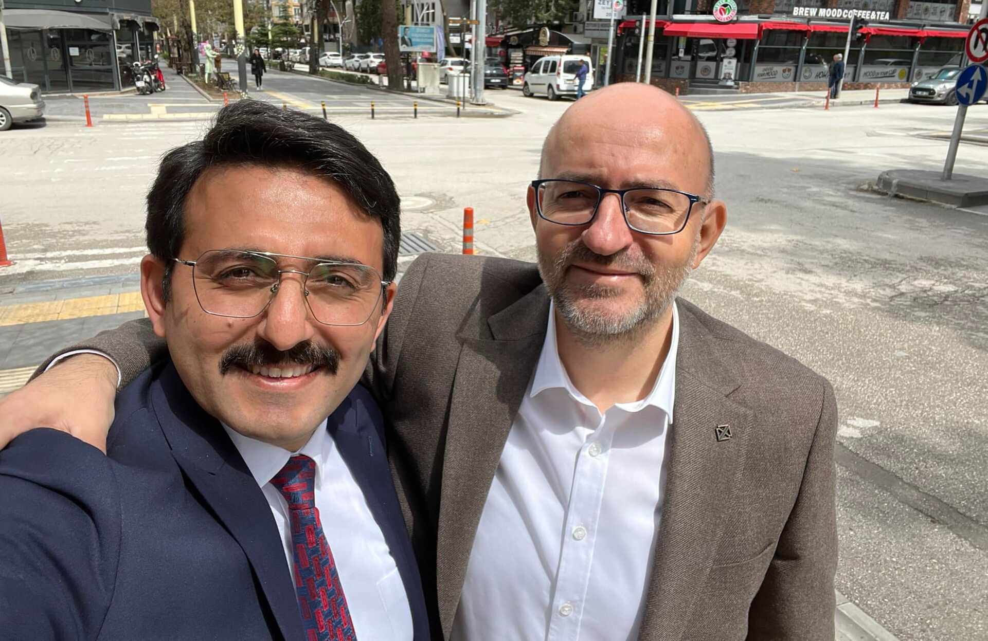 2 d&ouml;nem rekt&ouml;rl&uuml;k yaptığı &uuml;niversiteye &ouml;ğrenci olarak d&ouml;nd&uuml;! Milletvekilinin okuma azmi - 1. Resim