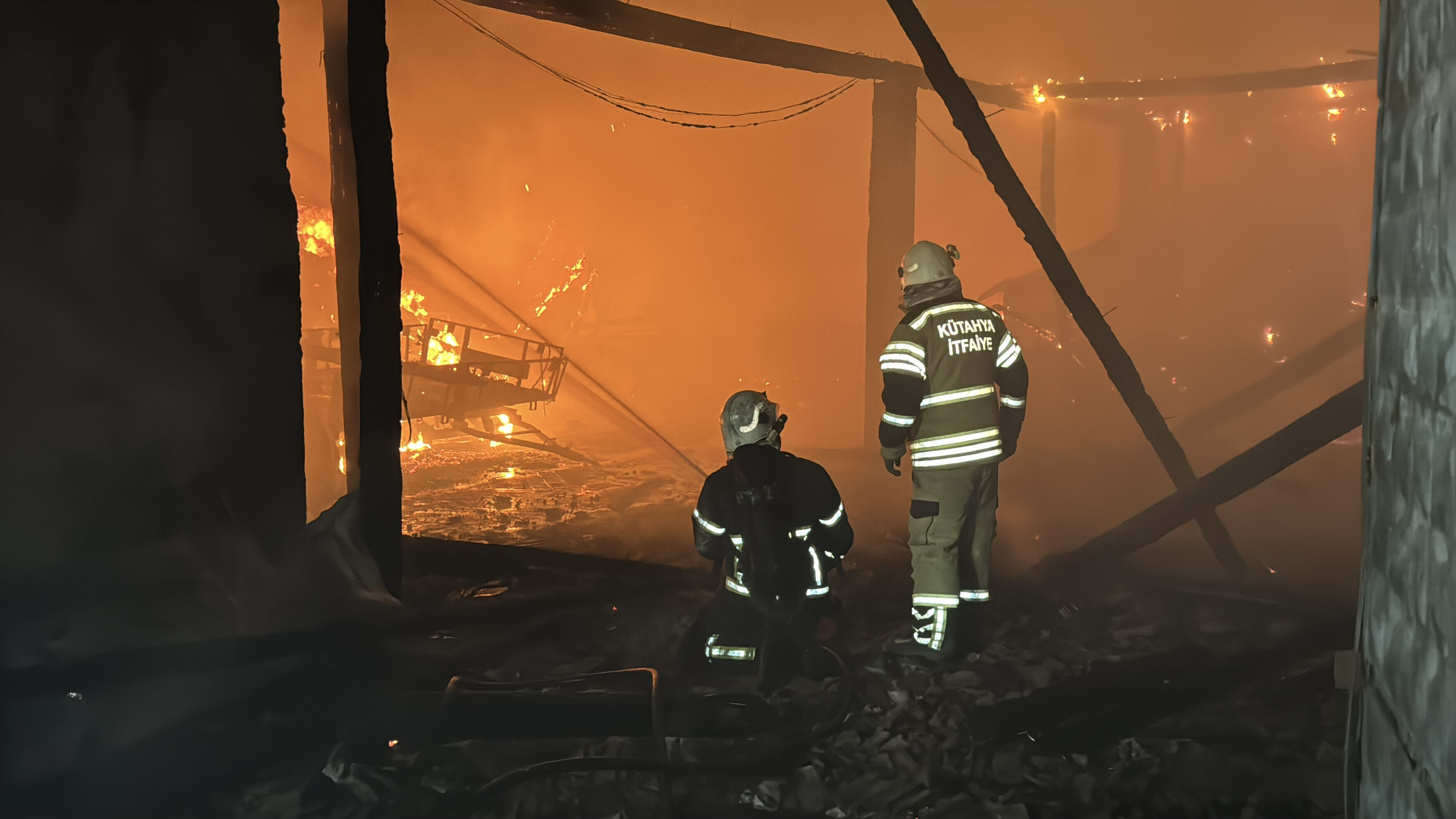 2 ev, 3 samanlık ve 2 ahır alev alev yandı! Büyükbaş hayvanlar telef oldu - 1. Resim