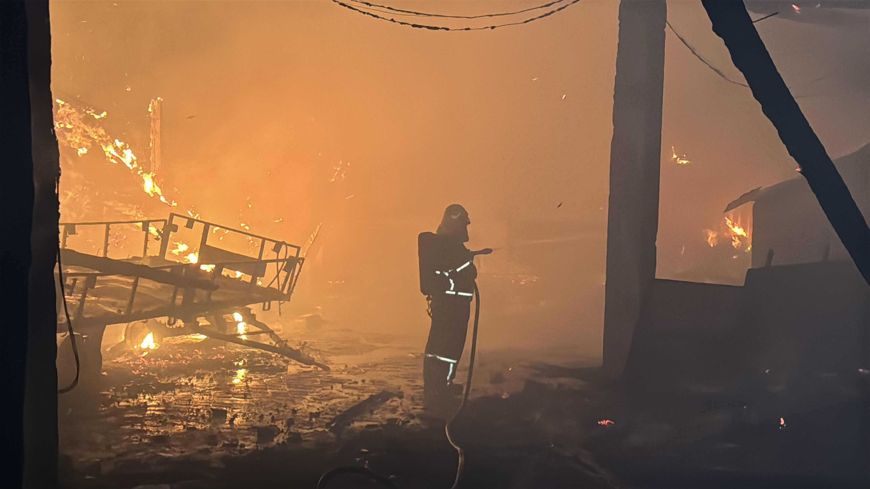 2 ev, 3 samanlık ve 2 ahır alev alev yandı! Büyükbaş hayvanlar telef oldu - 2. Resim