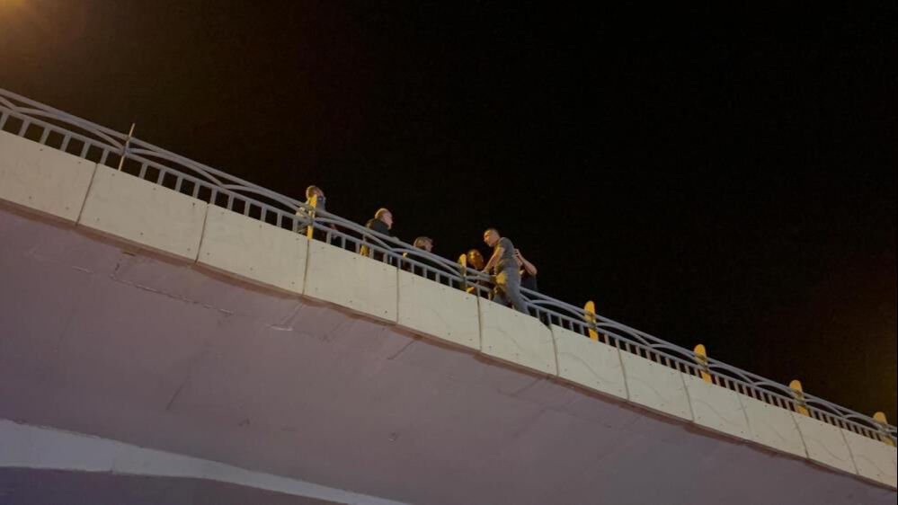 Alkoll&uuml; şahıs y&uuml;rekleri ağza getirdi! Polis ikna etmeyi başardı - 2. Resim