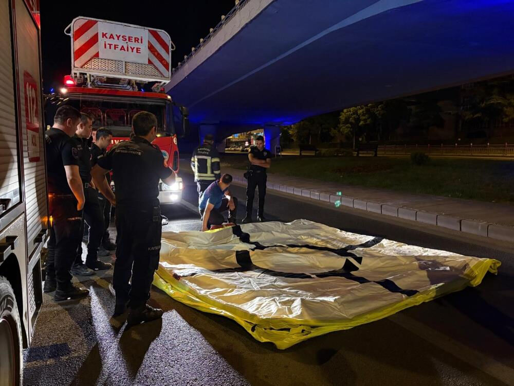 Alkoll&uuml; şahıs y&uuml;rekleri ağza getirdi! Polis ikna etmeyi başardı - 1. Resim