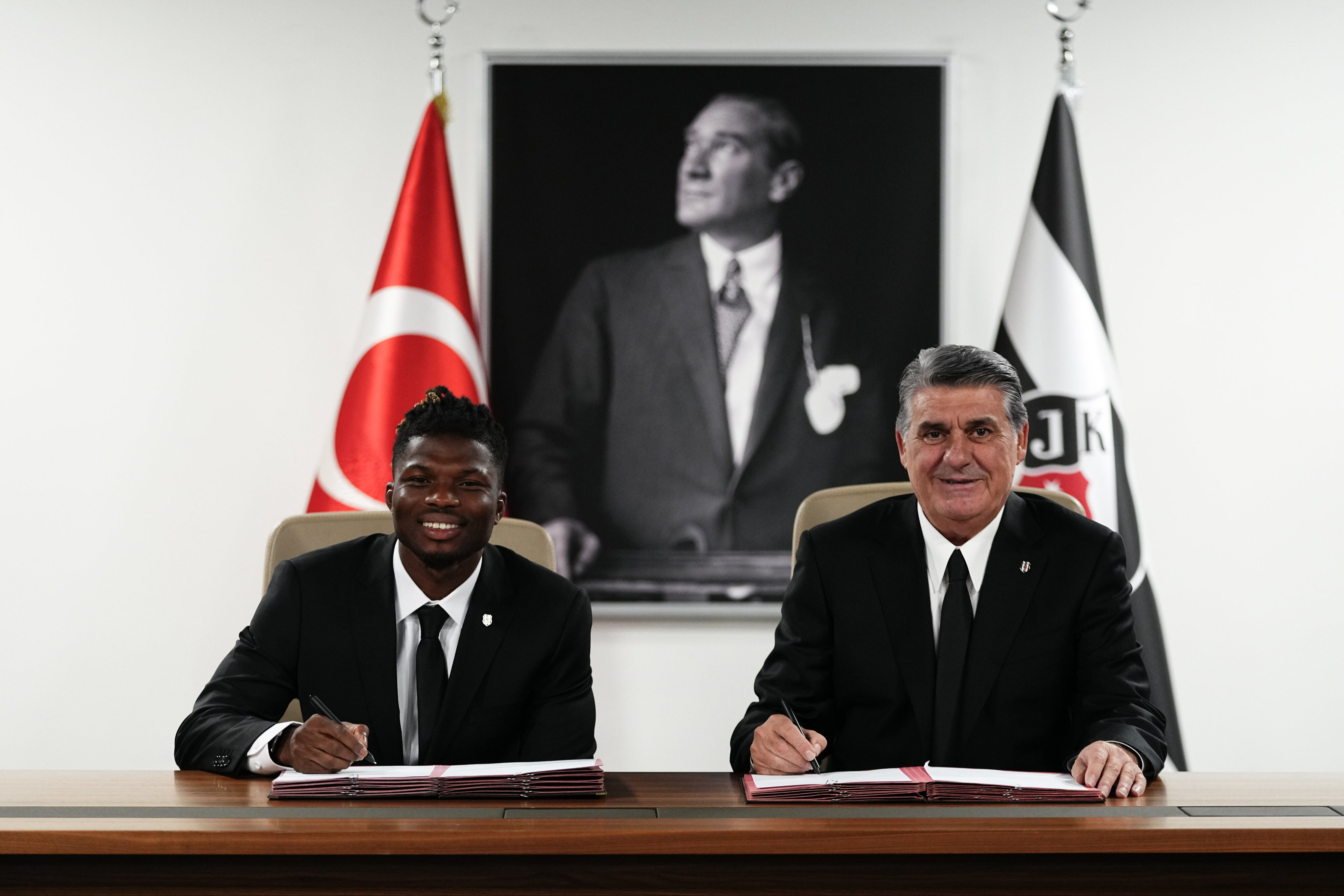 Beşiktaş'tan 10 numara transfer! El Bilal Toure resmen Kartal, sözleşmede flaş detay - 1. Resim
