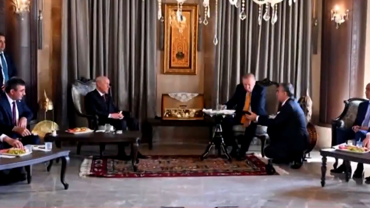 Bitlis'te dikkat çeken anlar! Bahçeli, Cumhurbaşkanı Erdoğan'a 2 eser dinletti - 1. Resim