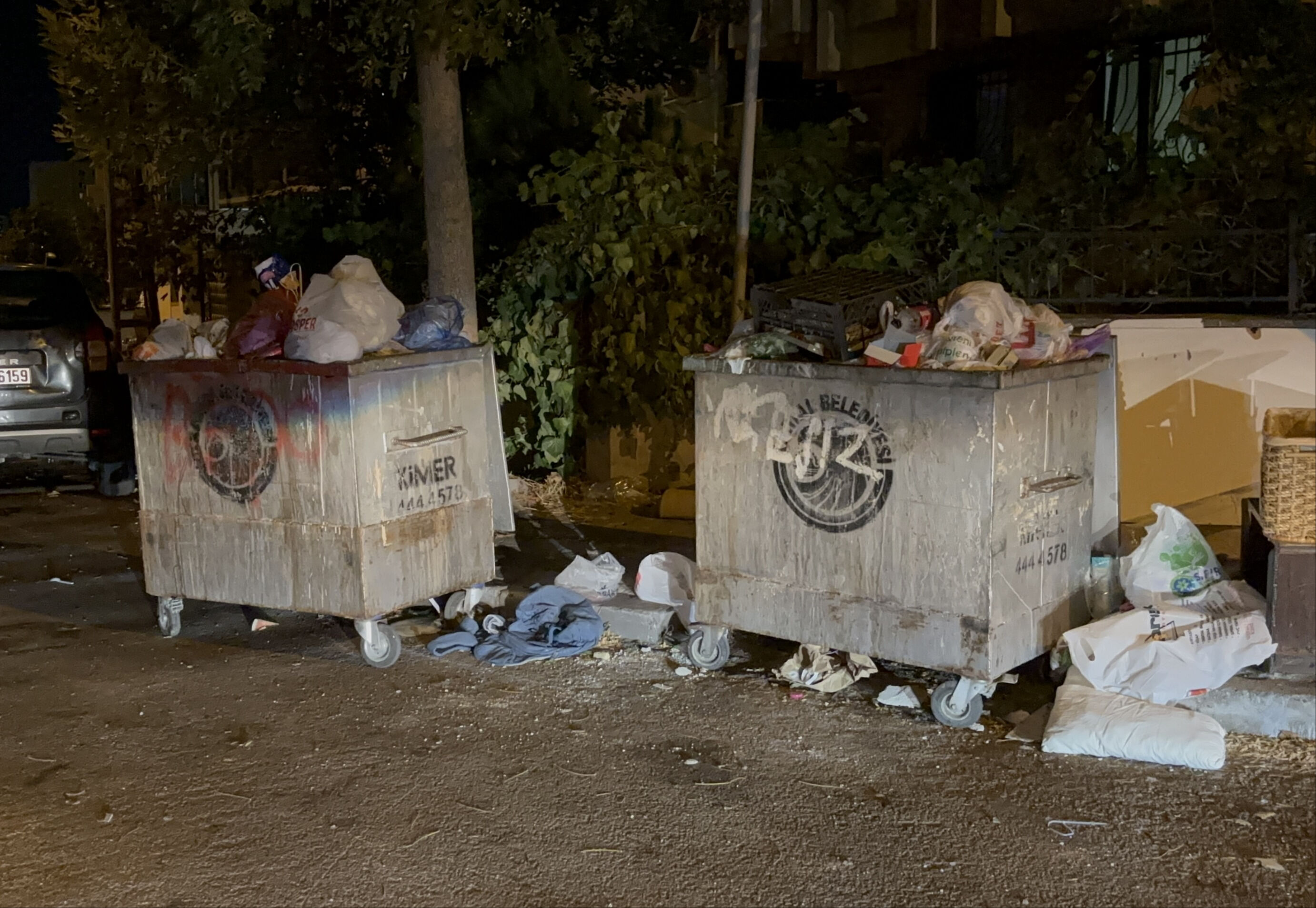 Burası İstanbul! CHP'li belediyede işçiler resti çekti, sokaklarda çöğ dağları oluştu - 2. Resim