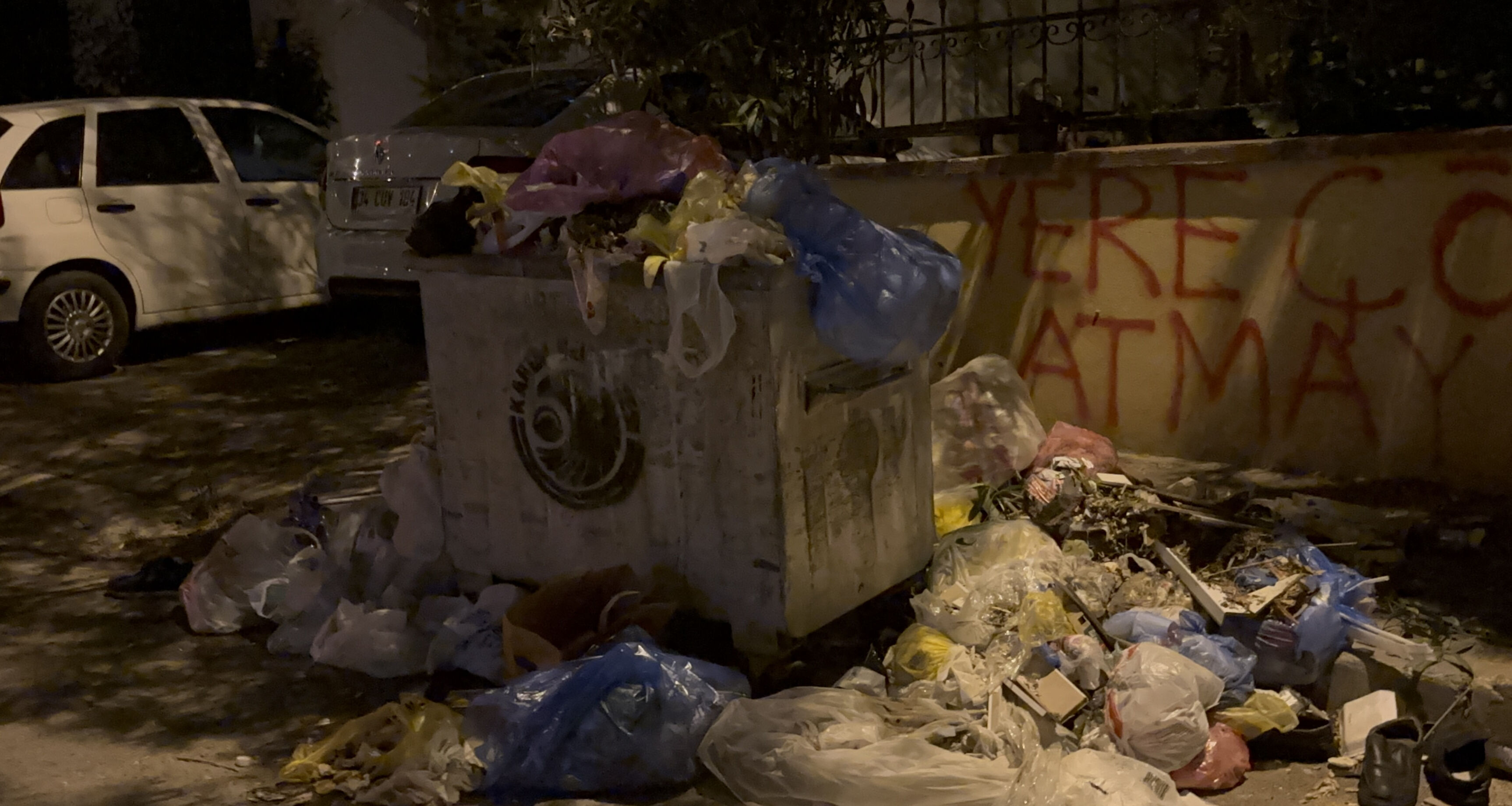 Burası İstanbul! CHP'li belediyede işçiler resti çekti, sokaklarda çöğ dağları oluştu - 1. Resim