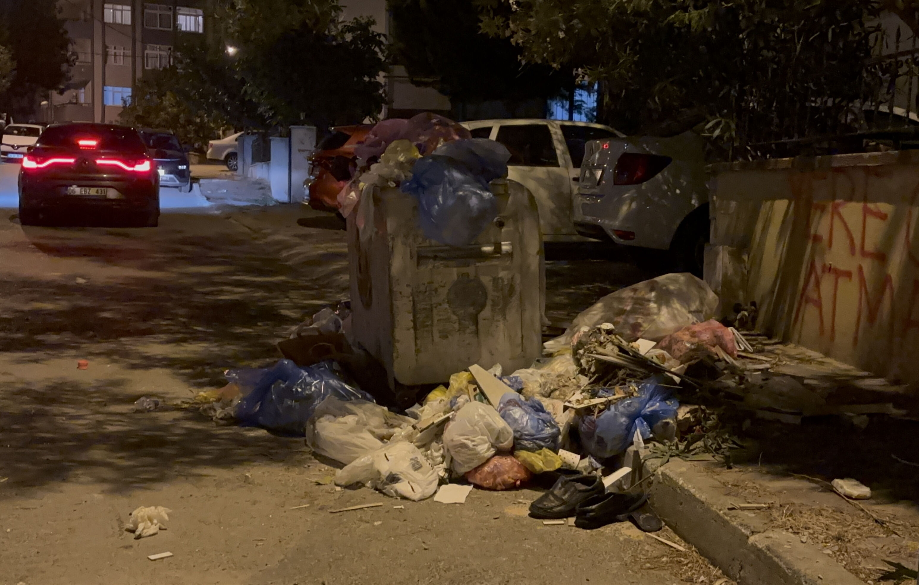 Burası İstanbul! CHP'li belediyede işçiler resti çekti, sokaklarda çöğ dağları oluştu - 3. Resim