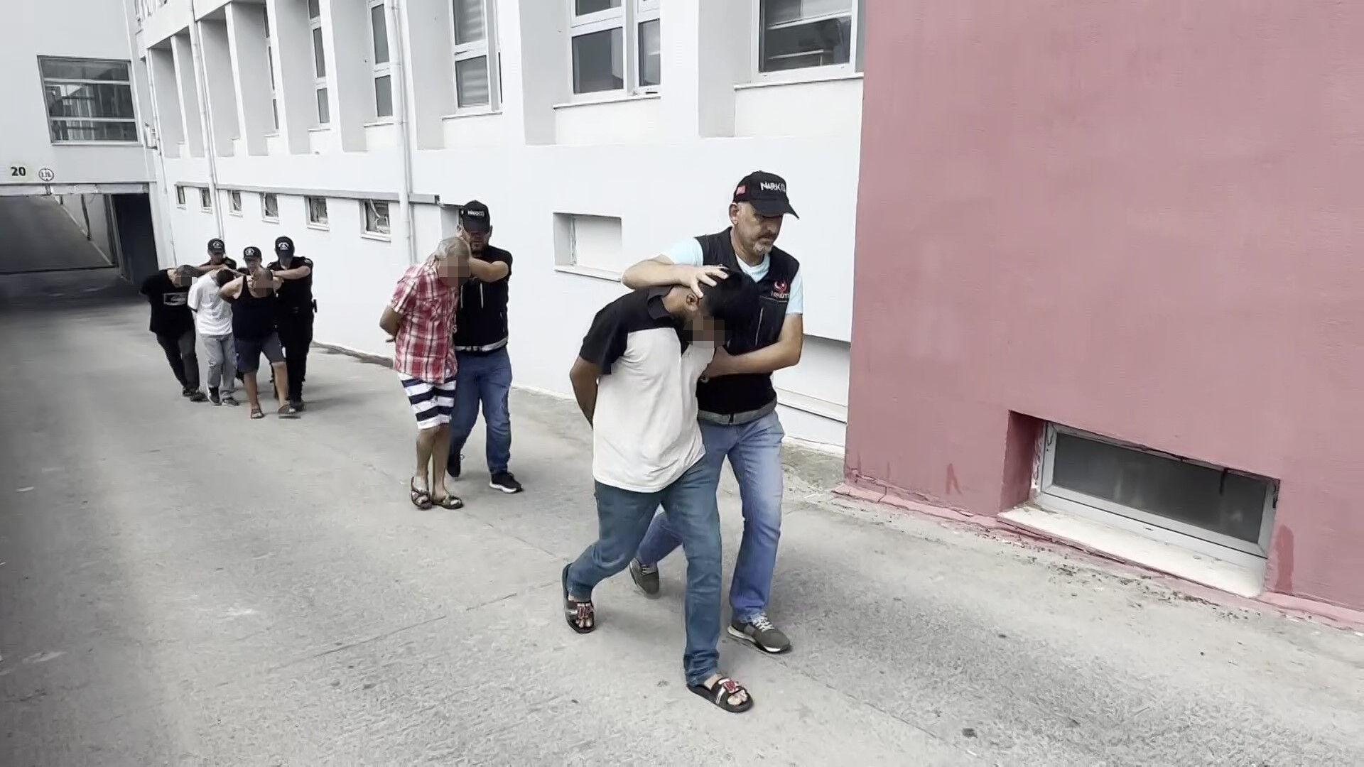 Evinden paket paket uyuşturucu çıktı! Torbacının savunması güldürdü Evinden paket paket uyuşturucu çıktı! Torbacının savunması güldürdü - 1. Resim