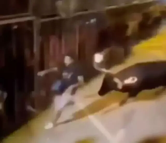 Festival kabusa dönüştü! Alev saçan boğa seyirciyi böyle savurdu - 1. Resim