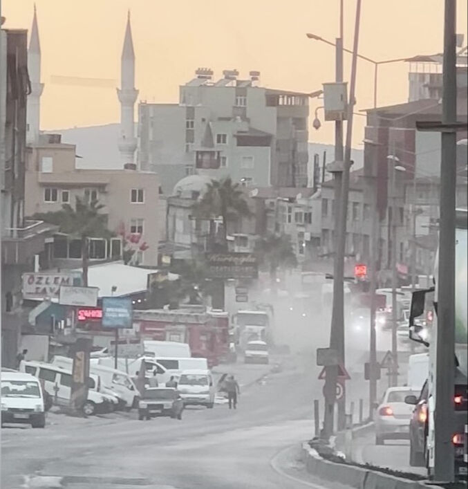 Hatay'da korku dolu anlar! Kontrolden çıkan tır restorana girdi, işletmeci isyan etti - 1. Resim
