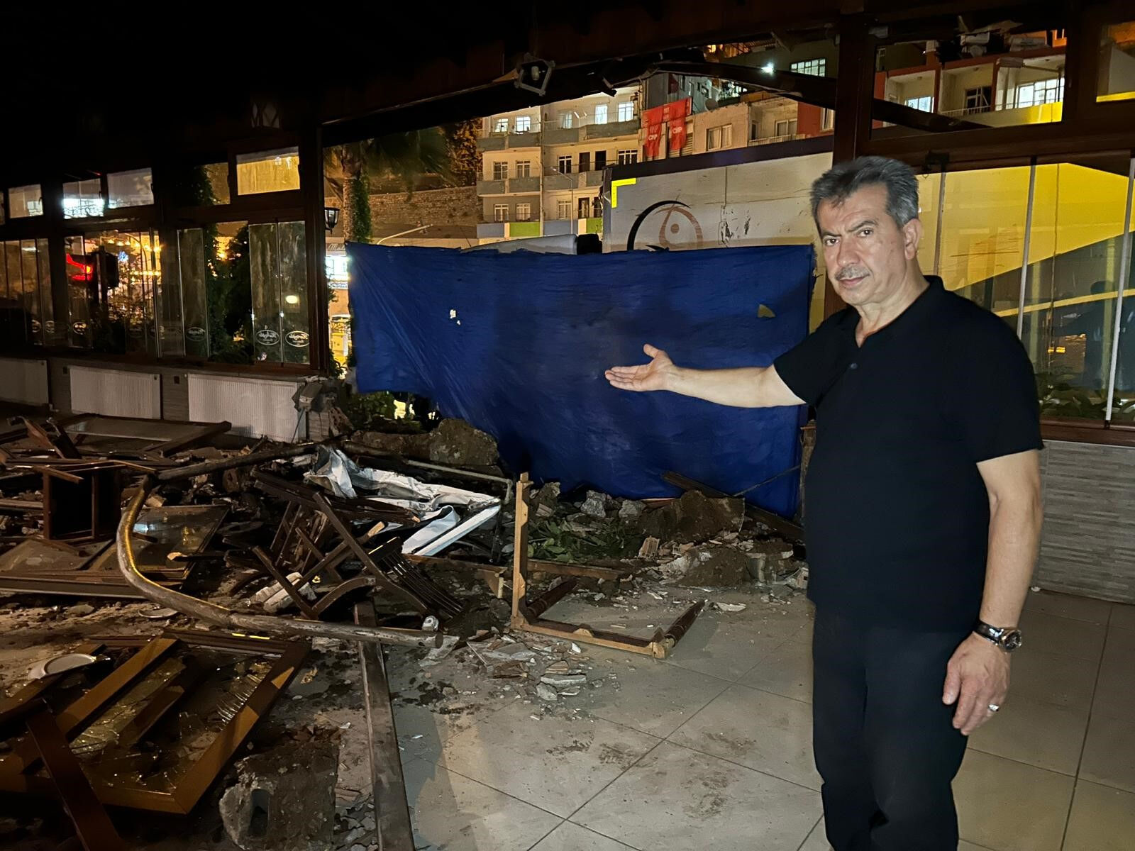 Hatay'da korku dolu anlar! Kontrolden çıkan tır restorana girdi, işletmeci isyan etti - 2. Resim