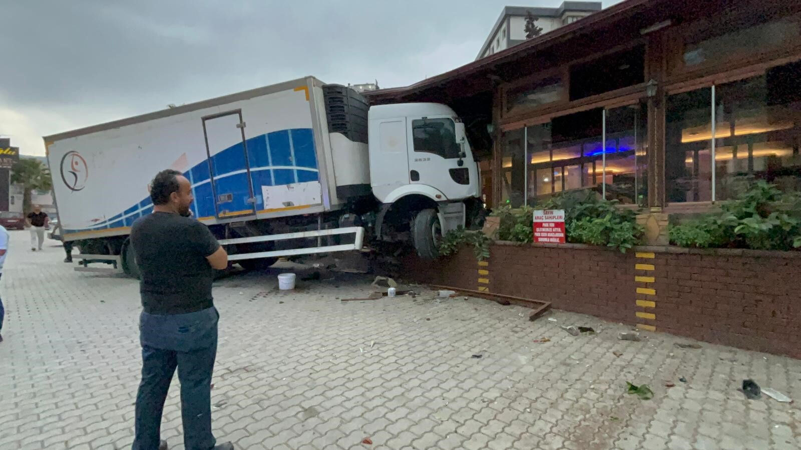 Hatay'da korku dolu anlar! Kontrolden çıkan tır restorana girdi, işletmeci isyan etti - 3. Resim