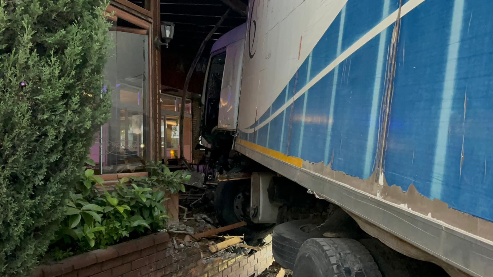 Hatay'da korku dolu anlar! Kontrolden çıkan tır restorana girdi, işletmeci isyan etti - 4. Resim