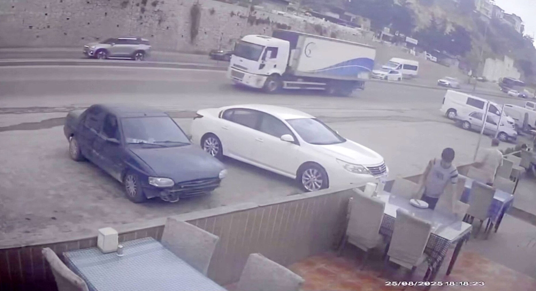 Hatay'da korku dolu anlar! Kontrolden çıkan tır restorana girdi, işletmeci isyan etti - 5. Resim