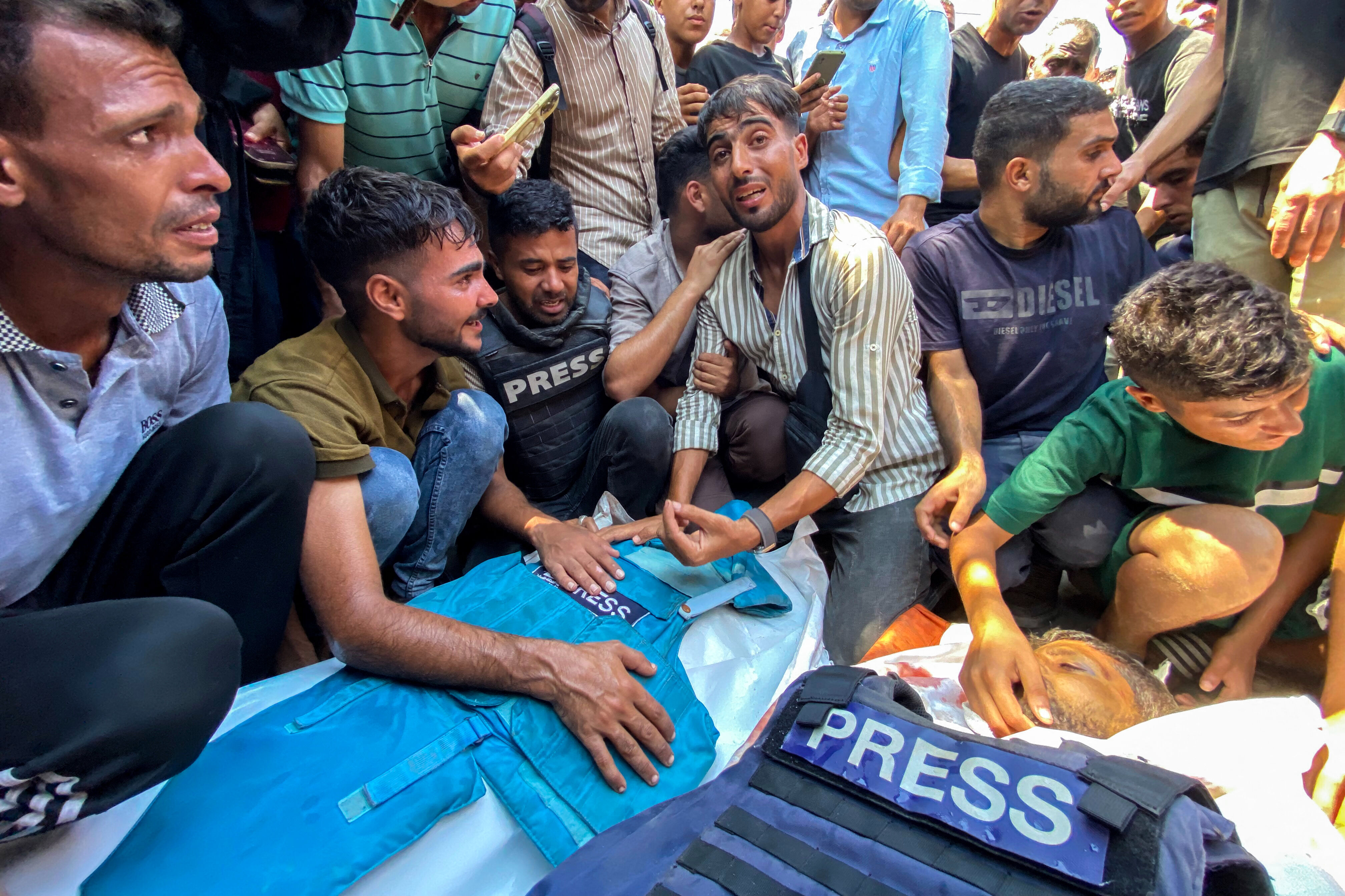 İsrail’in Nasır Hastanesi vahşetine dünyadan tepki yağıyor! Katledilen gazetecilerin kimlikleri belli oldu - 3. Resim