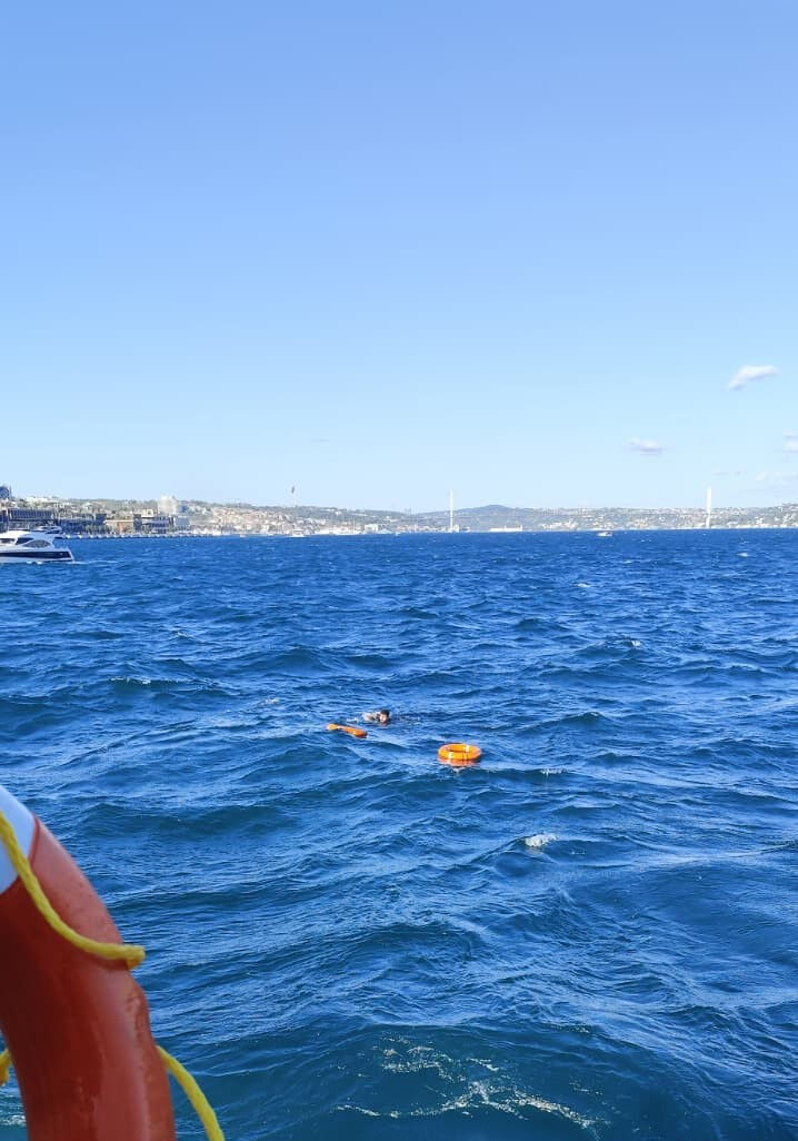 İstanbul Boğazı'nda hareketli anlar! Denizin ortasında çırpınıyordu, vapurdakiler can simidi attı - 1. Resim