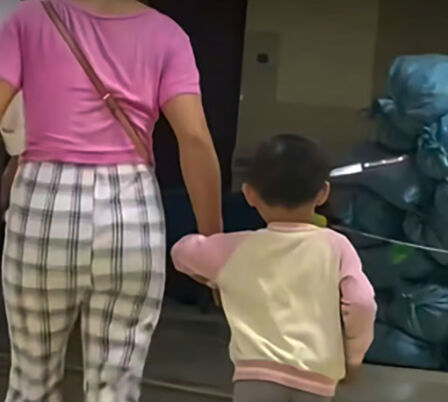 Korku filmlerini aratmayan görüntüler! Başına bıçak saplanan 3 yaşındaki çocuk hastaneye yürüyerek gitti - 2. Resim