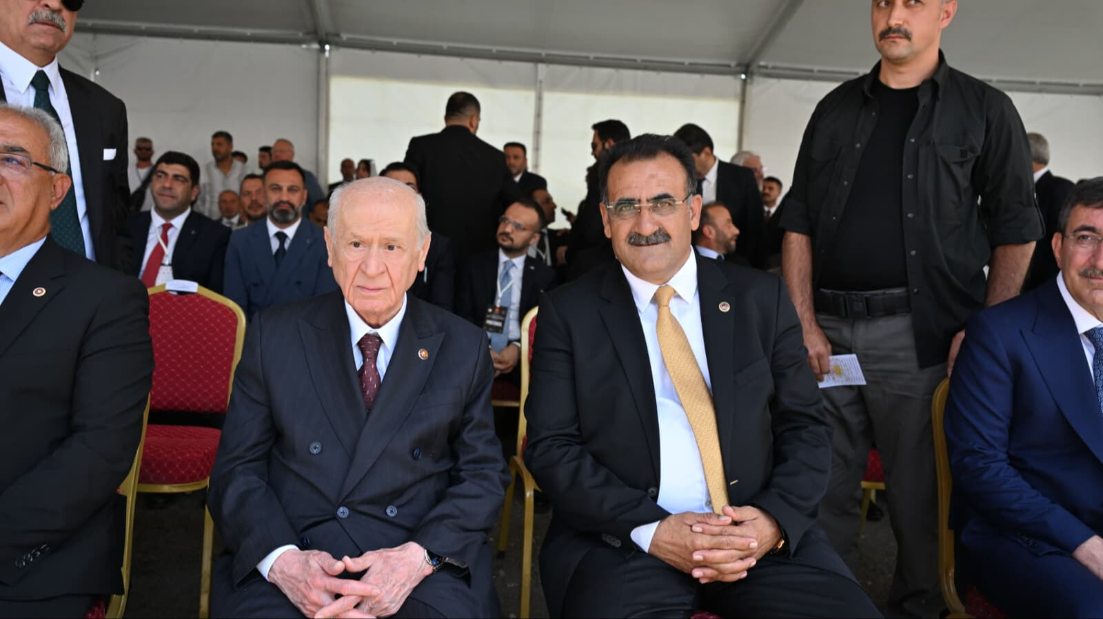 Malazgirt'e damga vuran kareler! Bahçeli, DEM Partili başkanla oturdu; MHP paylaştı - 1. Resim