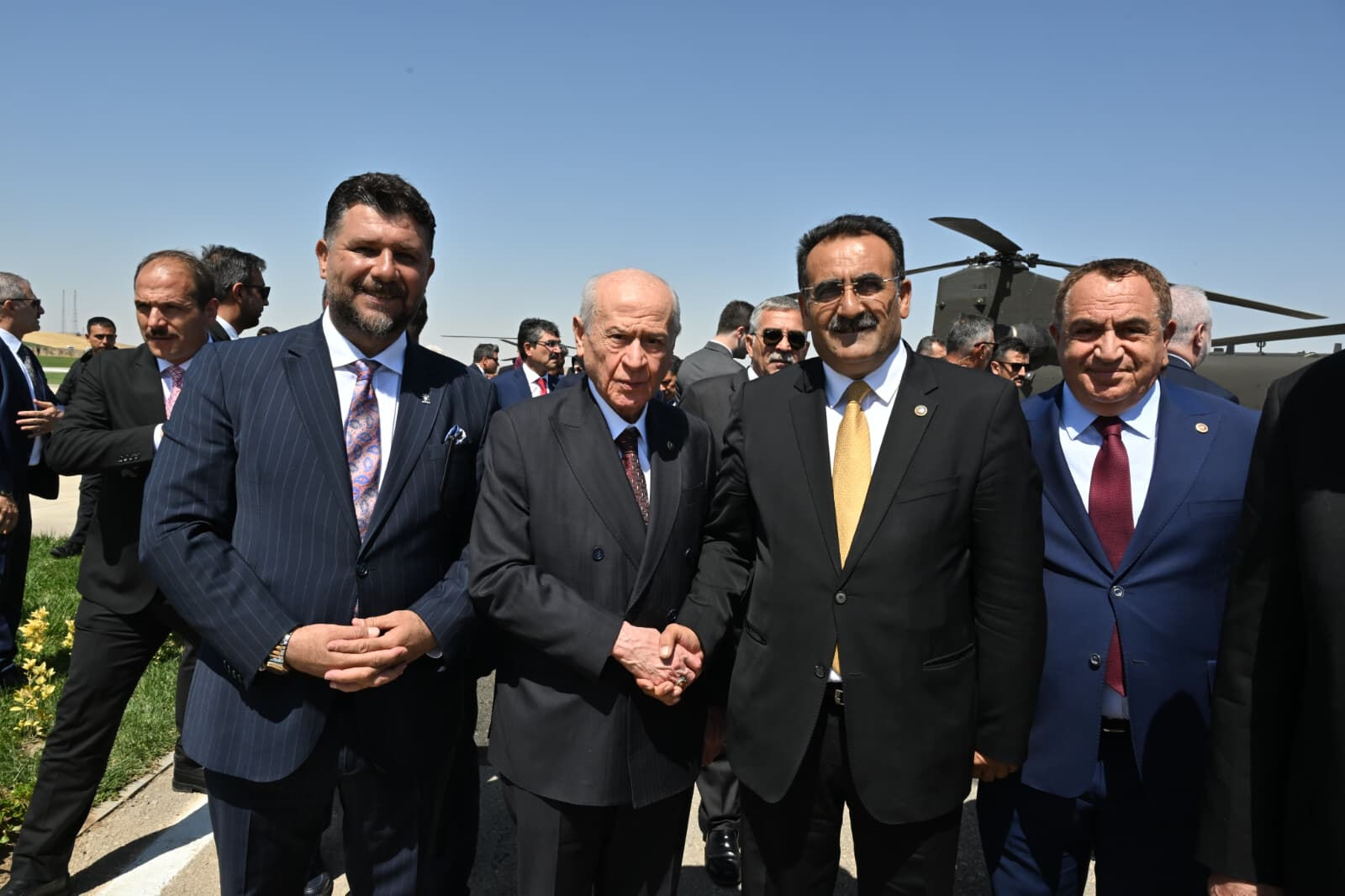 Malazgirt'e damga vuran kareler! Bahçeli, DEM Partili başkanla oturdu; MHP paylaştı - 3. Resim