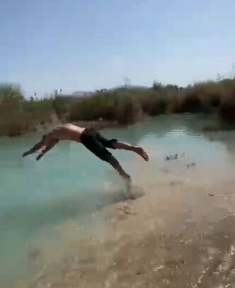 Ölüme atlayış anbean kamerada! Balıklama daldı, zemine çakılan genç hayatını kaybetti - 1. Resim