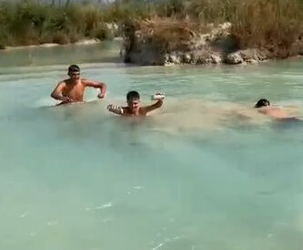 Ölüme atlayış anbean kamerada! Balıklama daldı, zemine çakılan genç hayatını kaybetti - 2. Resim