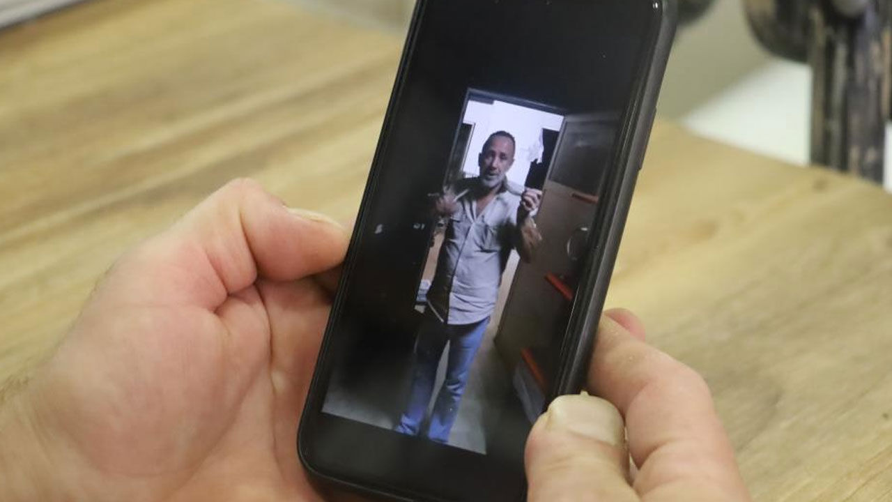 Yürek hoplatan anlar! 2 metrelik yılanla dost oldu, ‘kanka’ deyip boynuna doladı - 2. Resim