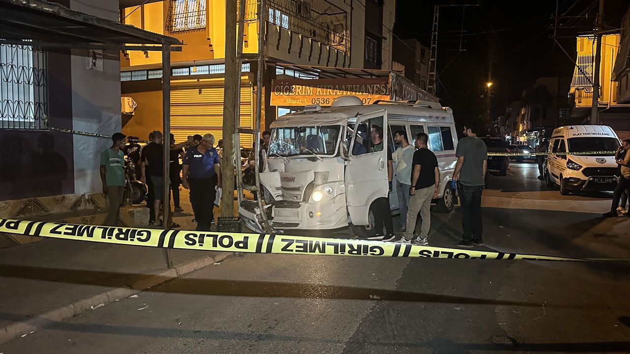 Adana'da seyir halindeki dolmuşa silahlı saldırı: Şoför hayatını kaybetti: Adana'da seyir halindeki dolmuşa silahlı saldırı: Şoför hayatını kaybetti: