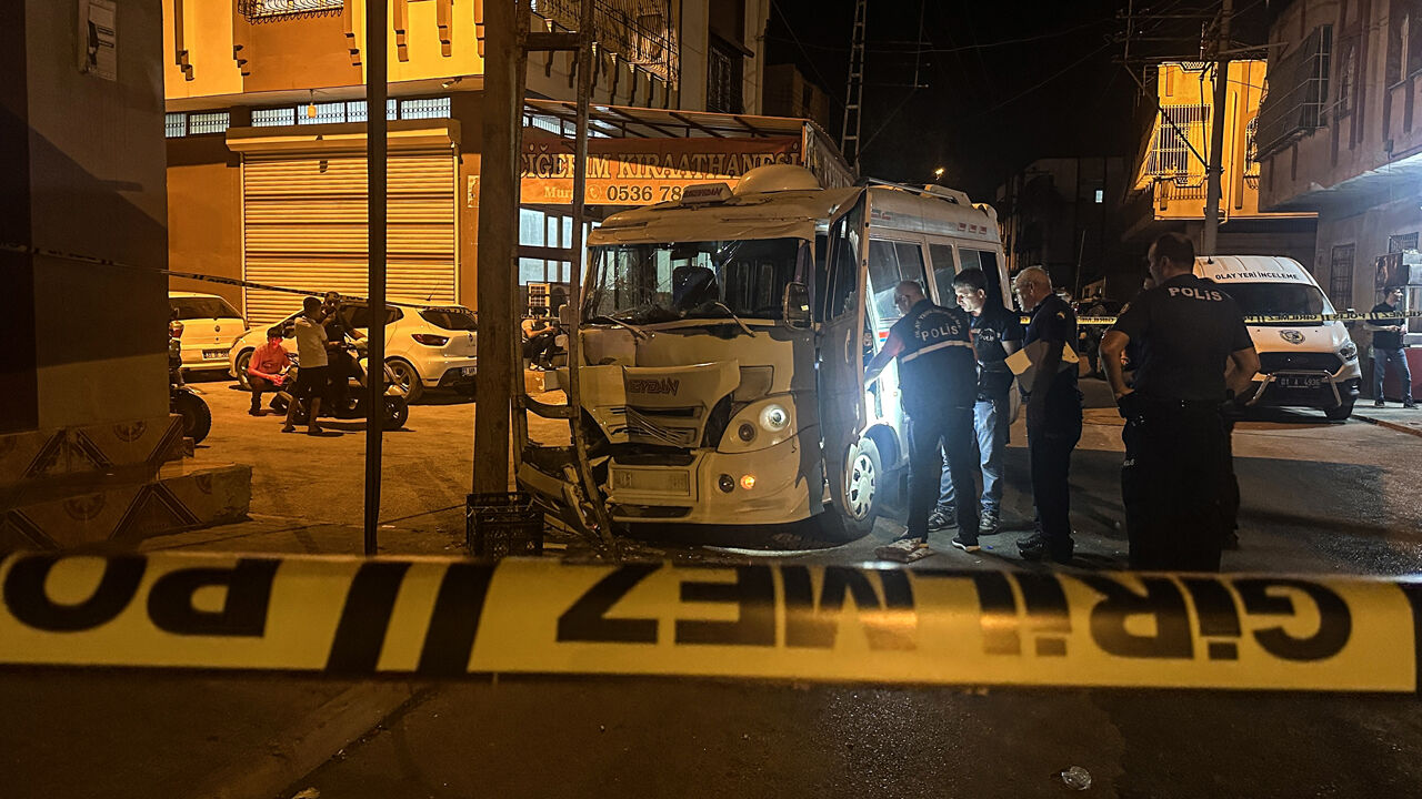 Adana'da seyir halindeki dolmuşa silahlı saldırı: Şoför hayatını kaybetti: - 1. Resim