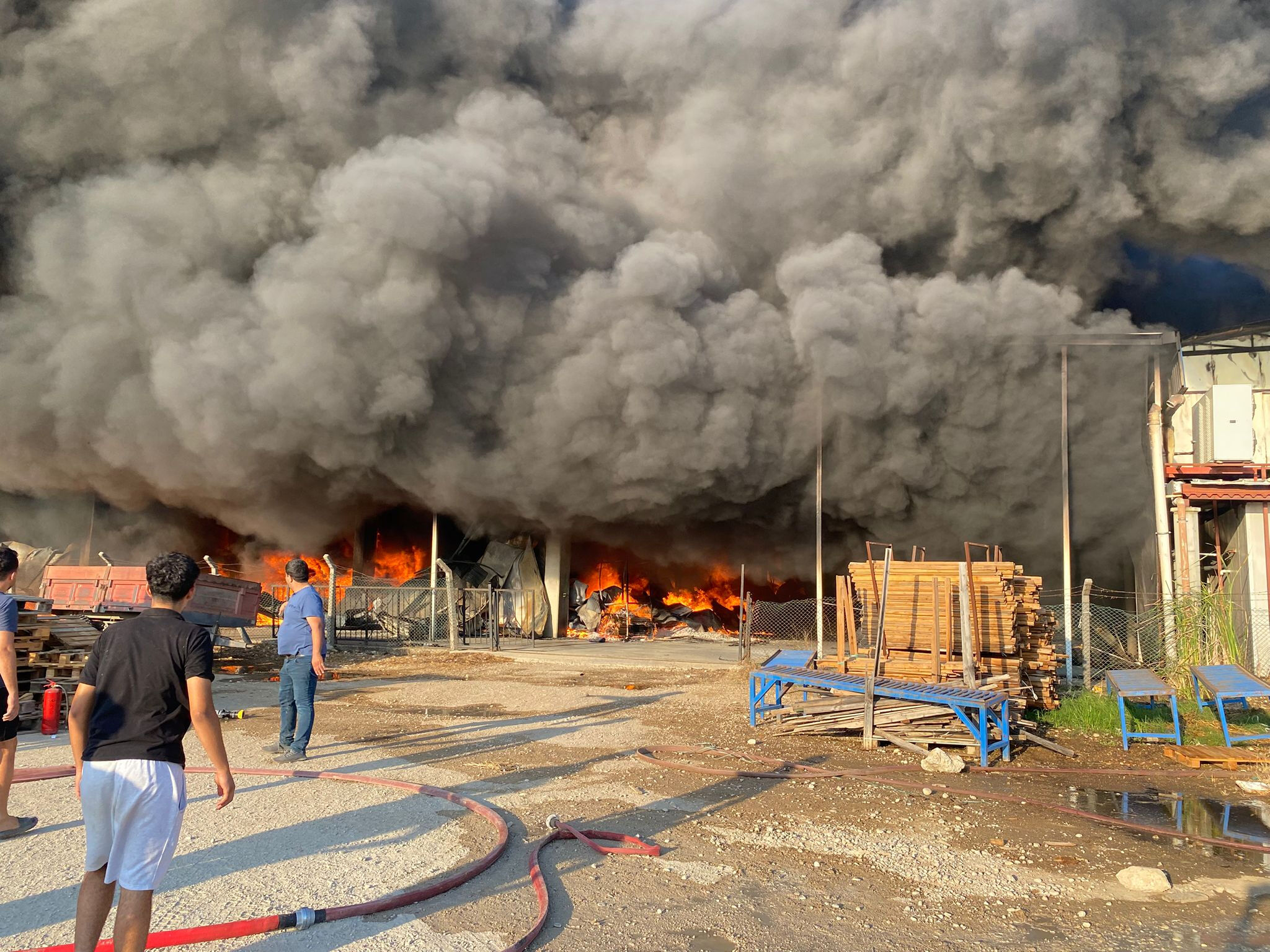 Antalya'da depo yangını! Alevler sıçradı, ekipler seferber oldu - 2. Resim