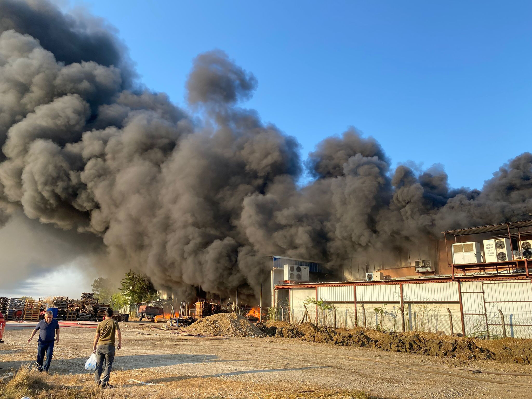 Antalya'da depo yangını! Alevler sıçradı, ekipler seferber oldu - 1. Resim