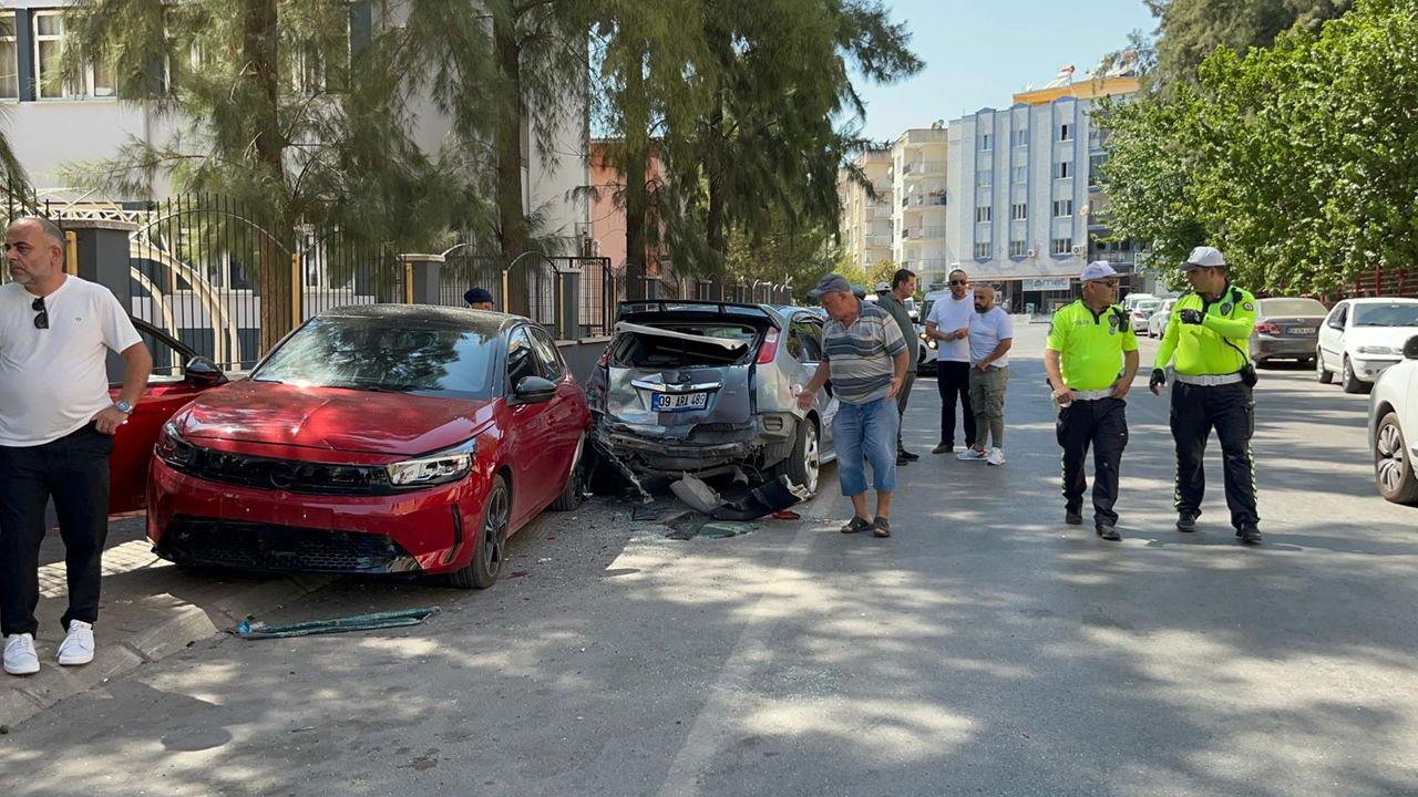 Arabasını park etmeye çalışırken 5 aracı pert etti Arabasını park etmeye çalışırken 5 aracı pert etti