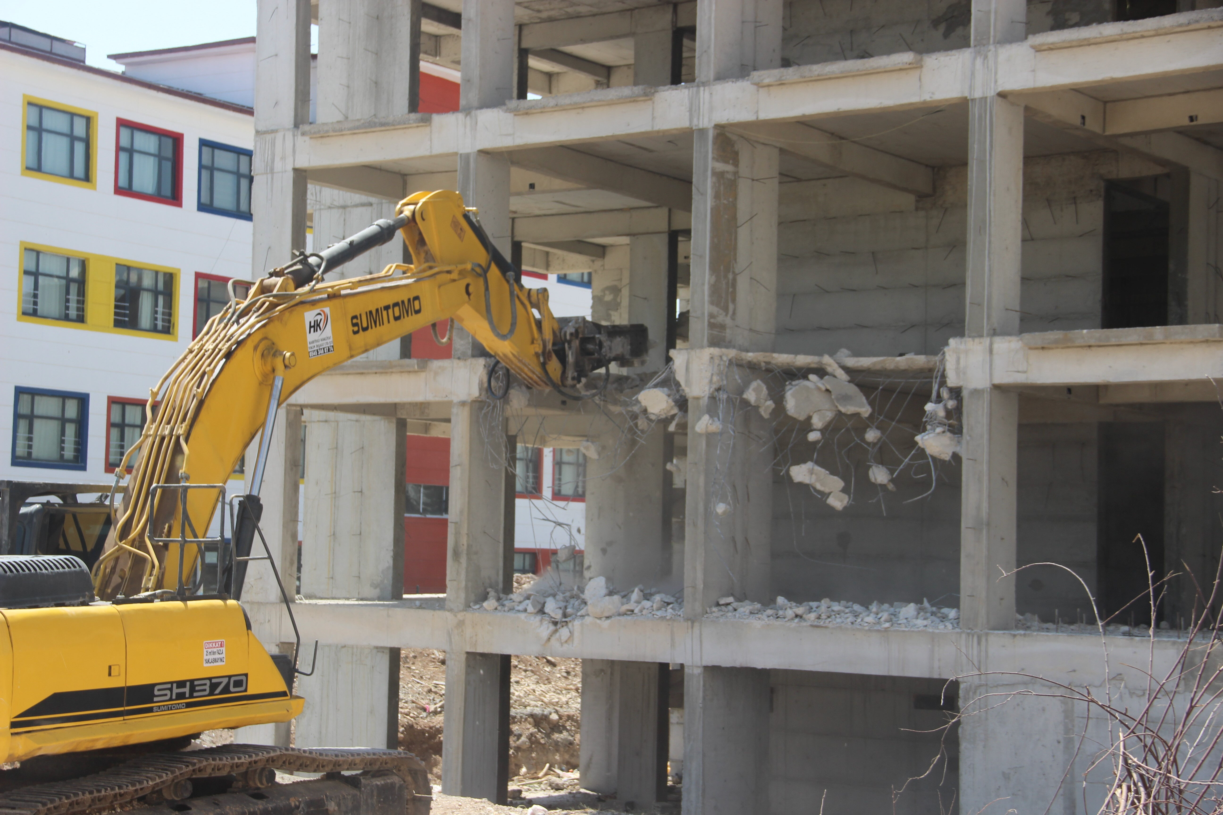 Böylesi görülmedi! Karot testini gören müteahhit kendini ihbar etti, bina yıkıldı Böylesi görülmedi! Karot testini gören müteahhit kendini ihbar etti, bina yıkıldı - 1. Resim
