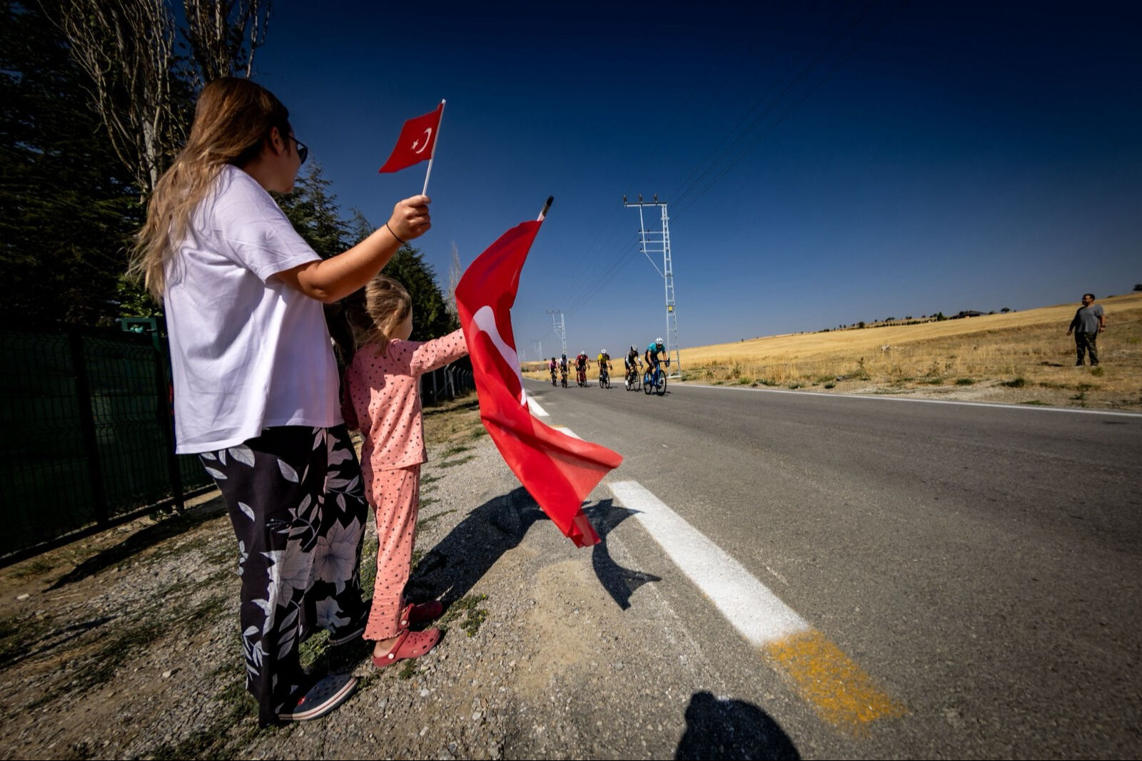 D&uuml;nyada ilk Ankara'da yaşandı! Bisiklet&ccedil;iler k&ouml;ylerde &ccedil;i&ccedil;ekler ve halk danslarıyla karşılandı - 1. Resim