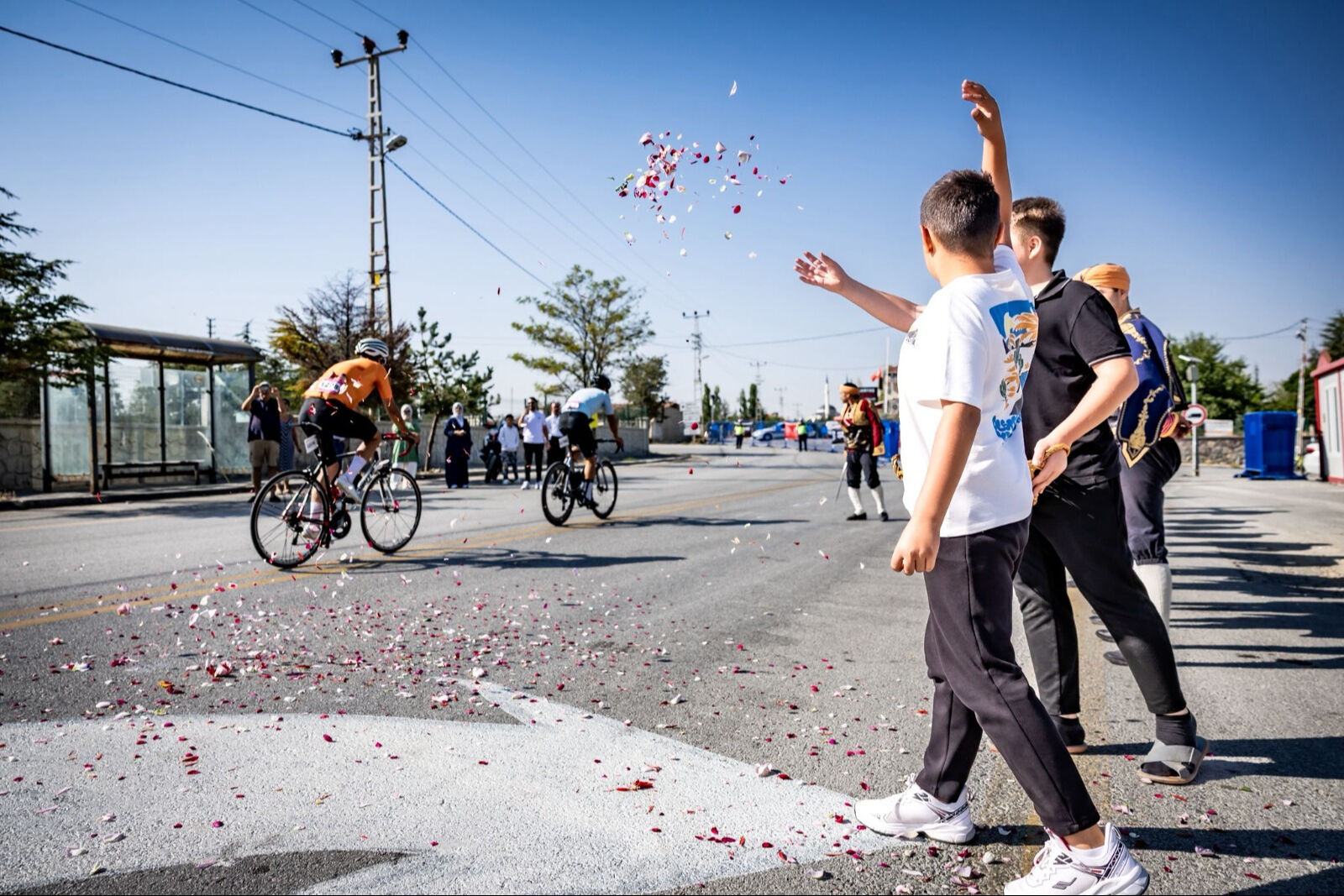D&uuml;nyada ilk Ankara'da yaşandı! Bisiklet&ccedil;iler k&ouml;ylerde &ccedil;i&ccedil;ekler ve halk danslarıyla karşılandı - 3. Resim